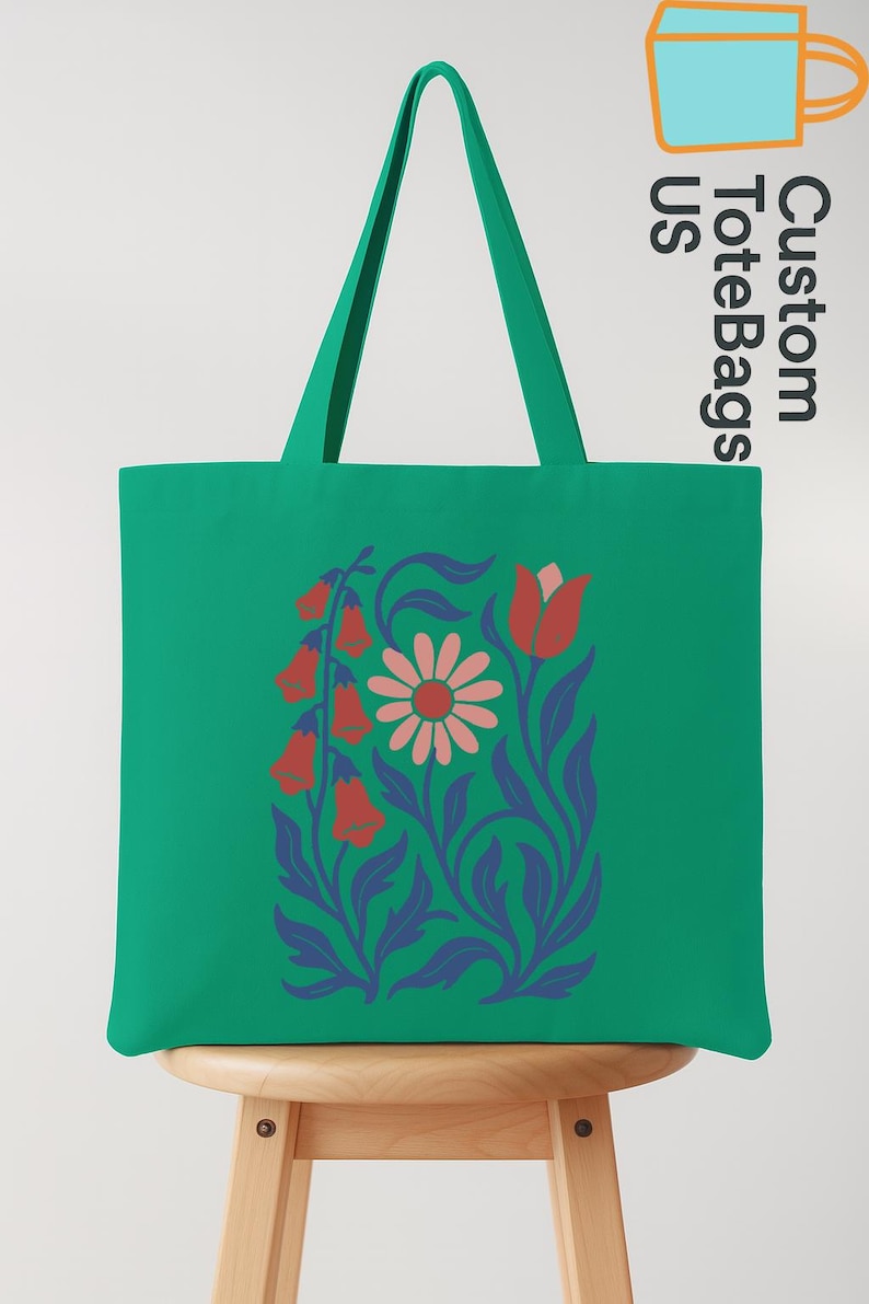 Peut inclure: Un sac fourre-tout vert avec un motif floral comprenant des fleurs rouges en forme de cloche, une marguerite rose et des feuilles bleues. Le sac a des poign&eacute;es vertes et le texte "Custom Tote Bags US".