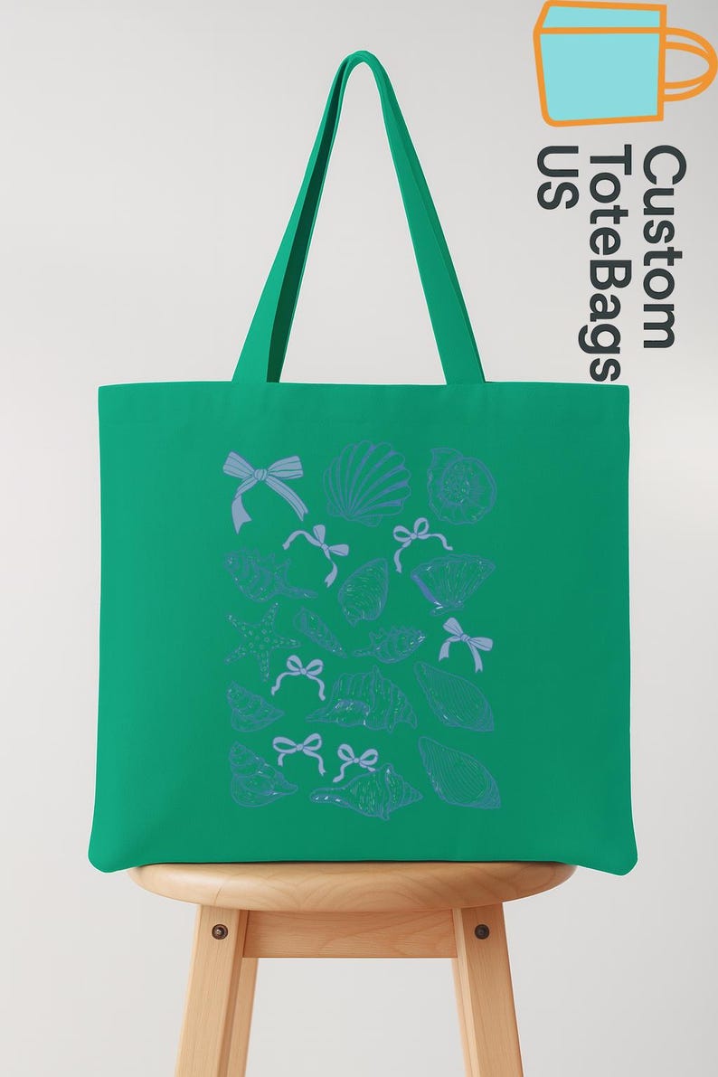 K&ouml;nnte beinhalten: Eine gr&uuml;ne Tragetasche mit blauen Muschel- und Schleifenillustrationen. Die Tasche hat eine rechteckige Form mit einem Griff. Die Worte "Custom Tote Bags US" sind auf der Seite aufgedruckt.