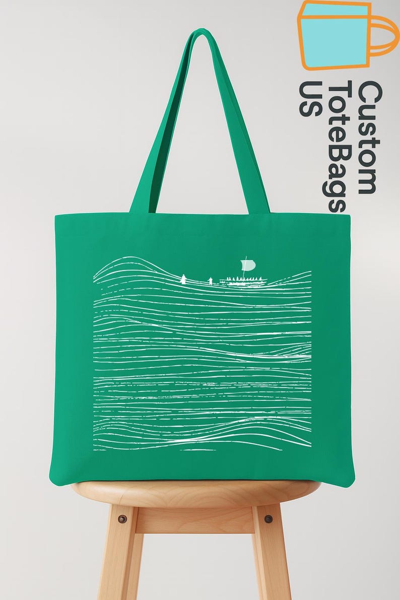 Puede incluir: Un bolso tote verde con un gr&aacute;fico blanco de un barco navegando sobre l&iacute;neas onduladas. El bolso tiene un asa verde a juego y el texto "Custom ToteBags US" est&aacute; impreso en el lateral.
