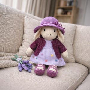 Puede incluir: Una taza de cerámica blanca con un asa negra y el texto "But First, Coffee" en negrita negra. La taza se encuentra sobre un fondo borroso, sugiriendo un ambiente acogedor.