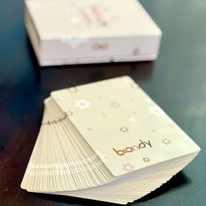 Bondy Cards: 40 carte di conversazione Bondy di alta qualità, pensate per innescare conversazioni profonde, significative e persino divertenti.