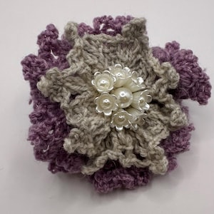 Barrette à cheveux unique fleur lilas taupe, crochetée, barrette fleur, accessoire cheveux bohème, cadeau fille, accessoire cheveux fleur
