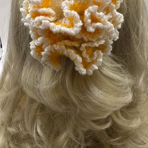 Pince à cheveux fleur crochetée jaune et blanche, Pince à cheveux fleur crochetée, Cadeau pour fille, Accessoires cheveux, Fait main, Unique, Accessoire de printemps, Femme