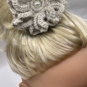 Barrette à cheveux fleur beige, barrette à cheveux fleur bohème crochetée, accessoire cheveux unique, cadeau fait main, demoiselle d&#39;honneur, accessoire mariée fille fleur