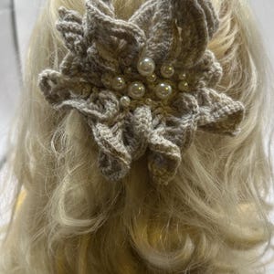 Barrette à cheveux fleur beige avec perles, crochetée, faite main, cadeau pour fille, accessoire cheveux unique, crocheté