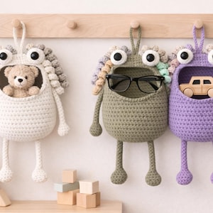 PDF Häkelanleitung Hängemonsterchen mit Tasche für Smartphone und Kopfhörer | Kinderzimmer Deko,Anfängerfreundlich, deutsch + englisch US UK