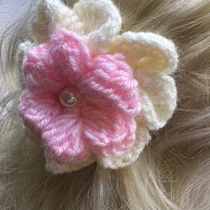 Pince à cheveux fleur rose crème avec perle, pince à cheveux fleur au crochet, cadeau pour la rentrée scolaire, anniversaire, fait main