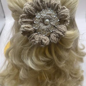 Barrette à cheveux crochetée beige avec perles, fleur, fait main, accessoire cheveux cadeau, barrette à cheveux bohème, unique, barrette fleur accessoire cheveux fille