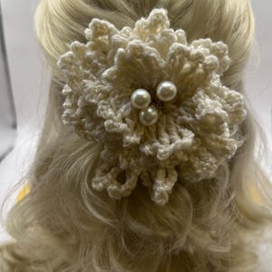 Barrette à cheveux crochetée fleur blanche crème avec perles, accessoire mariage, accessoire cheveux fleur, cadeau, accessoire unique fait main, fleur au crochet