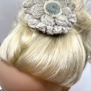Barrette fleur beige gris, barrette cheveux crochetée unique faite main, accessoire cheveux fleur, cadeau anniversaire, barrette fleur crochet, fleur, bobo