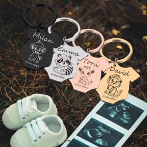 Personalisierter Schlüsselanhänger zur Geburt – mit Namen & Tiermotiv – Geschenk für Baby, Eltern, Großeltern, Paten – Edelstahl