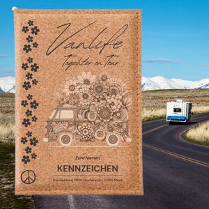 Könnte beinhalten: Ein brauner Reisepasshalter mit der Aufschrift "Vanlife Together on Tour" und einer detaillierten Illustration eines mit Blumen gefüllten Vans. Der Halter hat auch das Wort "KENNZEICHEN" und ein Friedenszeichen.