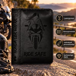 Könnte beinhalten: Eine schwarze Dokumentenhülle in Lederoptik mit einer Lasergravur, die eine Person auf einem Motorrad zeigt. Der Text lautet HONDA CBR 600 RR, RIDE SAFE und SOPHIA. Sie enthält ein kleines Engelsymbol und den Text WIT D 93 auf der linken Seite.