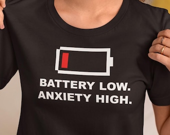 Camiseta de batería baja y ansiedad alta, batería social, sobreestimulación, divertida camiseta tecnológica, regalo para millennials