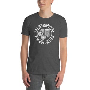 Pregúntame sobre mi colección de POG, camiseta de la colección POGS, nostalgia de los juguetes de los 90, regalo millennial Dark Heather Grey
