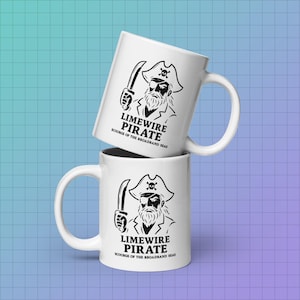 Op de afbeelding: Twee witte keramische mokken met een zwart-witte illustratie van een piraat die een zwaard vasthoudt. De tekst op de mok luidt "Limewire Pirate Scourge of the Broadband Seas".
