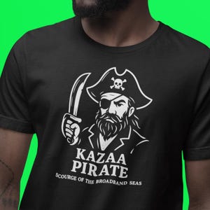 Kazaa Piraten T-Shirt: Lustiges Retro Piraten T-Shirt, 2000er Jahre Internet Nostalgie Geschenk