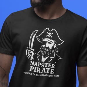 Napster Piraten T-Shirt: Lustiges Retro Piraten T-Shirt, 2000er Jahre Internet Nostalgie Geschenk