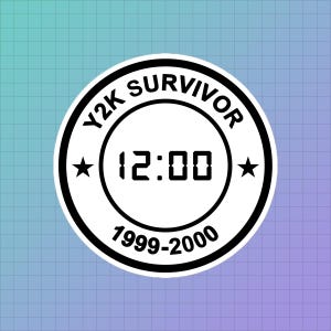 Puede incluir: Una pegatina circular en blanco y negro. El texto "Y2K SURVIVOR" está impreso en el borde exterior. En el interior, se muestra la hora "12:00", con "1999-2000" debajo. Dos estrellas negras flanquean la hora.