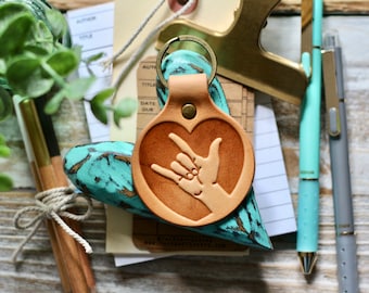 I LOVE YOU sign language finger spelling leather keyring (camel/natural)