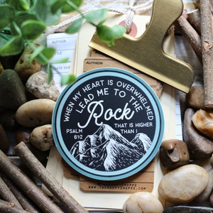 Led mig till klippan svart & turkos (Psalm 61:2) vattentät vinylklistermärke