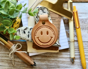 in His presence is fullness of joy smiley face (Psalm 16:11) leather keyring (camel/natural)