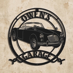 Op de afbeelding: Zwart metalen garagebord met een klassiek cabriolet-autodesign. Het bord is cirkelvormig met de woorden "OWEN'S GARAGE" uitgesneden in een decoratief lettertype. De auto is gecentreerd in de cirkel.