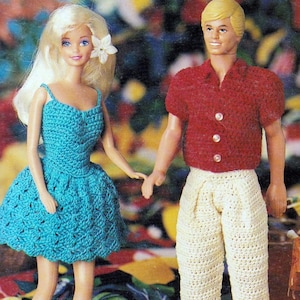 Puede incluir: Una muñeca Barbie con un vestido de ganchillo turquesa y un muñeco Ken con una camisa de ganchillo roja y pantalones de ganchillo crema. Las muñecas se dan la mano. El fondo es un estampado floral colorido.