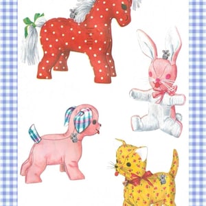 Puede incluir: Una colección de cuatro patrones de animales de peluche que incluye un caballo rojo con lunares blancos, un conejo rosa y blanco, un perro rosa con orejas a cuadros y un gato amarillo con estampado floral. El texto dice: Varying in height 7 1/2 to 9 inches.