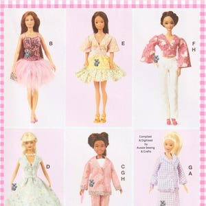 Op de afbeelding: Zes modepoppen met de labels B, E, F, D, C, G en A, elk gekleed in verschillende outfits, waaronder jurken, broekpakken en roksets. De poppen hebben verschillende haarkleuren. Tekst: Compiled & Digitised by Aussie Sewing & Crafts.