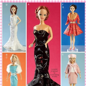 Puede incluir: Una colección de cinco muñecas de moda con diversos atuendos, incluyendo un vestido blanco largo, un vestido negro sin tirantes con bordados florales, un vestido azul con estola de piel blanca, un abrigo rojo estampado y un traje rosa con sombrero.