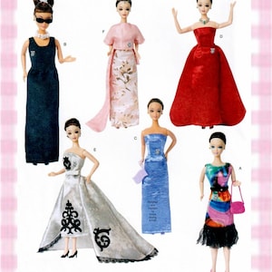 Op de afbeelding: Zes modepoppen in verschillende outfits, waaronder een zwarte japon, een roze bloemenjurk, een rode strapless japon, een zilveren japon met zwarte patronen, een blauwe strapless jurk en een kleurrijke jurk. Tekst: Clothes Fit Dolls 29 cm.