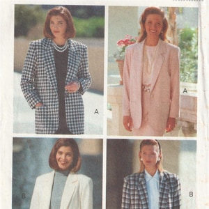 Könnte beinhalten: Vier Bilder von Blazern. Die Blazer sind in verschiedenen Farben und Mustern, darunter schwarz-weißer Hahnentritt, hellrosa, cremefarben und schwarz-graues Karomuster. Die Blazer haben einen klassischen, maßgeschneiderten Look mit Schulterpolstern.