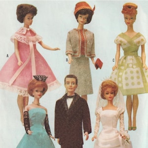 Może przedstawiać: Zabytkowe lalki Barbie w różnych strojach, w tym różowa sukienka, zielona sukienka w kropki i suknia ślubna. Przedstawiono również lalkę Ken w smokingu. Obraz pochodzi z 1964 roku.