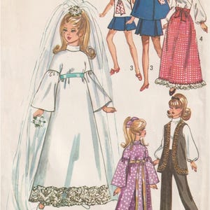 Könnte beinhalten: Vintage Modeillustration für Papierpuppen. Das Bild zeigt eine Braut in einem weißen Hochzeitskleid mit Schleier und andere Outfits, darunter ein blauer Umhang, ein rot-weiß karierter Rock und ein lila Kleid mit goldenem Gürtel.