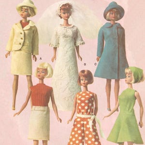 Pode incluir: Imagem vintage mostrando seis bonecas Barbie em várias roupas. As bonecas estão vestidas com um terno amarelo, um vestido de noiva de renda branca, um casaco azul, um top vermelho com uma saia branca, um macacão laranja com bolinhas e um vestido verde. Cada boneca tem um penteado e acessórios únicos.