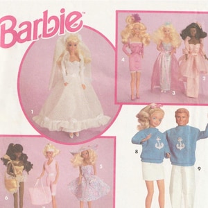 Op de afbeelding: Een vintage Barbie-advertentie met verschillende poppen in verschillende outfits. De poppen omvatten een bruid in een witte trouwjurk, poppen in roze jurken en een stel in blauwe truien met ankerontwerpen. Het woord "Barbie" staat in roze bovenaan.