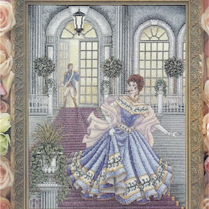 Puede incluir: Obra de arte de punto de cruz que representa a una mujer con un vestido azul en una escalera, con un hombre con uniforme militar al fondo. La escena está ambientada frente a un gran edificio con ventanas arqueadas y una linterna. La obra está enmarcada.