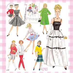 Op de afbeelding: Een Simplicity patroonblad met illustraties van diverse outfits, waaronder een zwart-wit geblokte jurk, een groene jas, een zwart-witte avondjurk, een geel topje met een geruite rok, en rode of witte topjes in combinatie met broeken.