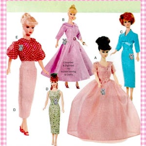 Op de afbeelding: Vijf modepoppen gelabeld van A tot E, elk gekleed in verschillende outfits, waaronder een roodblouse met stippen en een gestreepte rok, een lavendelkleurige jurk, een groene jurk met patroon, een roze baljurk en een turquoise jurk, allemaal met koala-speldjes.