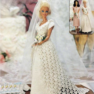 Puede incluir: Una muñeca Barbie con un vestido de novia de ganchillo hecho a mano, de color blanco roto, con velo y ramo de flores blancas. El vestido presenta un intrincado diseño calado. También se muestran dos muñecas más con vestidos de ganchillo.