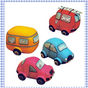 Puede incluir: Cuatro juguetes de tela acolchada con forma de vehículos: una caravana amarilla, una furgoneta roja con una escalera en el techo etiquetada Slap & Dash Painters and Decorators, un coche azul y un coche rosa con el texto Compiled and Digitized by Aussie Sewing & Craft.