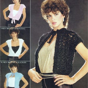 Puede incluir: Imagen de moda vintage que presenta a una mujer modelando varios chalecos de punto. La imagen muestra un chaleco negro con cuello anudado, un cuello en V rosa, un cuello en V blanco y un chaleco azul con cuello anudado. El texto de la imagen dice "V-NECK WAISTCOAT IN PINK/SILVER", "V-NECK WAISTCOAT IN WHITE/GOLD", "TIE NECK WAISTCOAT IN BLUE/SILVER" y "TIE NECK WAISTCOAT IN BLACK/SILVER".