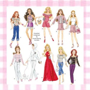 Könnte beinhalten: Eine Sammlung von Modeillustrationen mit neun Puppen in verschiedenen Outfits, darunter Kleider, Hosen und Oberteile. Der Text Compiled & Digitised by Aussie Sewing & Crafts ist in der Mitte aufgedruckt. Jede Puppe zeigt einen eigenen Stil.