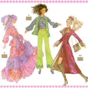 Peut inclure: Une illustration de patron de couture montrant trois poupées en tenues vintage. L'une porte une robe longue à motif cachemire rose avec un foulard, une autre une chemise à motifs verts avec un pantalon citron, et la troisième un manteau bordeaux.