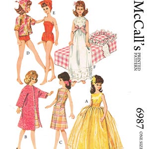 Puede incluir: Un patrón de costura vintage de McCall's para el guardarropa de una muñeca de moda preadolescente. El patrón incluye diseños para varios atuendos, incluyendo un vestido de baile amarillo, un abrigo rosa y un traje de baño. El patrón se adapta a una muñeca de 30,48 cm.