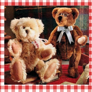 Op de afbeelding: Twee pluche teddyberen. De beer aan de linkerkant is lichtbruin met een lint met bloemenpatroon. De beer aan de rechterkant is donkerbruin, draagt een ronde bril met metalen montuur en een lichtblauw satijnen lint om de nek.