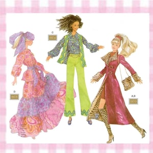 Peut inclure: Trois illustrations de mode de poupées portant des tenues d'inspiration vintage. L'une porte une robe longue à motif cachemire rose et violet avec un foulard, une autre une chemise et un pantalon verts, et la troisième un long manteau bordeaux.