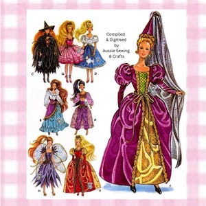 Könnte beinhalten: Eine Schnittmuster-Illustration mit acht Puppen in verschiedenen Outfits, darunter ein violettes mittelalterliches Kleid, ein Hexenkostüm und Feenkleidung. Der Text lautet Compiled & Digitised by Aussie Sewing & Crafts. Jede Puppe ist mit einem Buchstaben versehen.