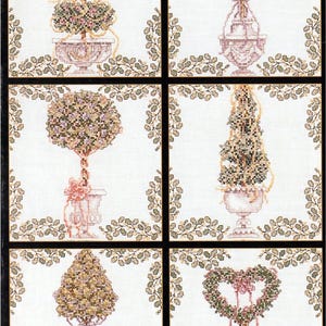 Könnte beinhalten: Ein Kreuzstich-Sampler mit sechs verschiedenen Topiary-Designs. Jedes Design hat eine andere Form, darunter ein Baum, eine Vase mit Weizen und ein Herz. Die Designs sind mit einem Rand aus grünen Blättern auf weißem Hintergrund gerahmt.